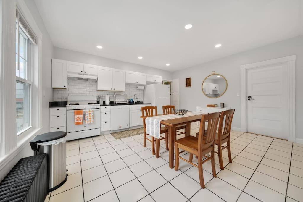 5Br 2Bh Bright & Spacious Apt In Brighton Boston Bilik gambar