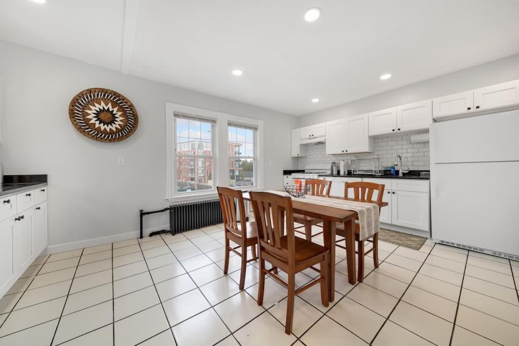 5Br 2Bh Bright & Spacious Apt In Brighton Boston Bilik gambar